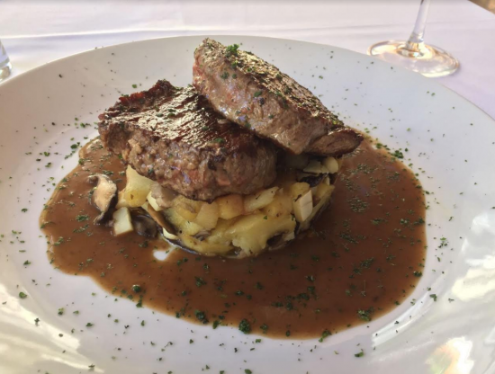 Filé grelhado ao molho de funghi seco e batata gratin é um dos pratos do menu especial. Foto: Divulgação.